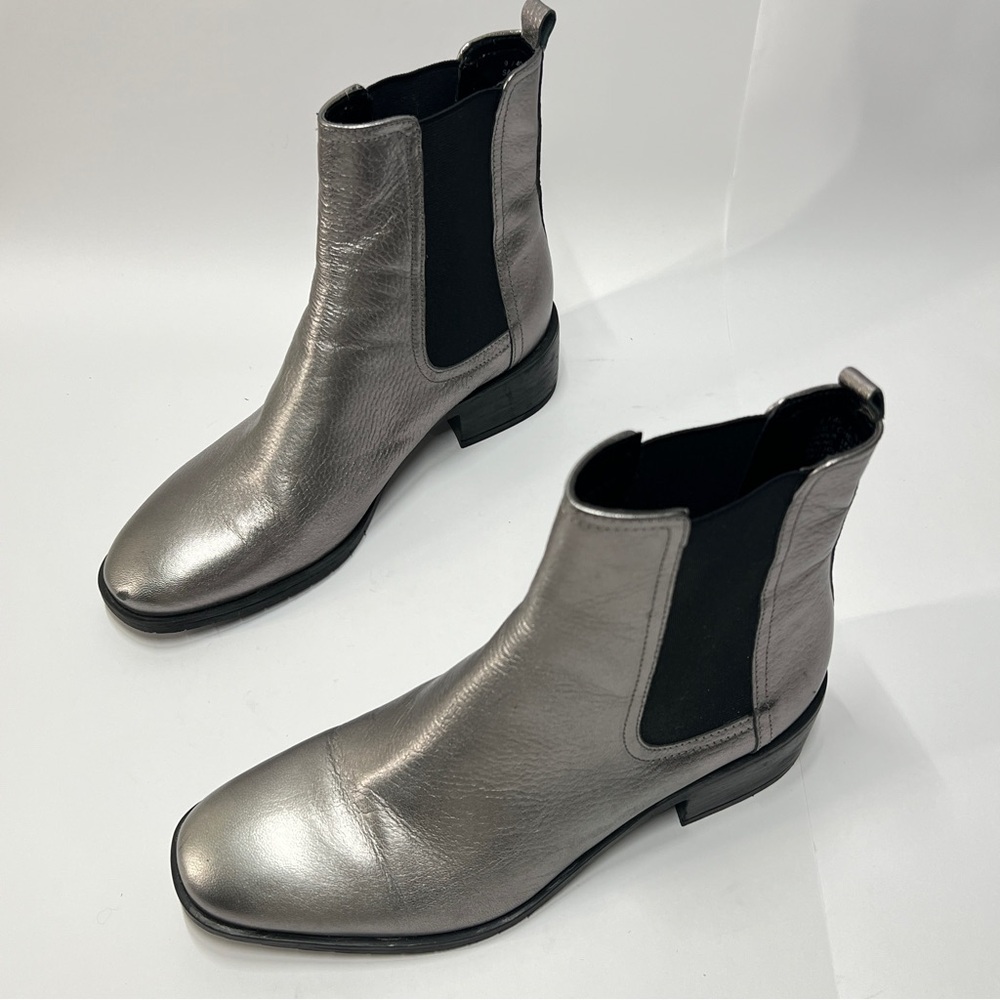 KENNETH COLE Reaction Women’s Size 9 Salt Chelsea Boot silver and Black - Picture 2 of 12